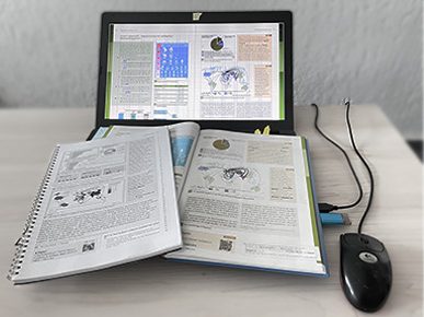 Autorenmanuskript, Laptop mit Satzprogramm und fertiges Schulbuch